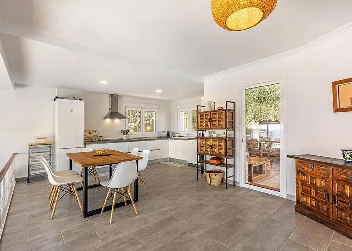 Con Piscina En 丰希罗拉